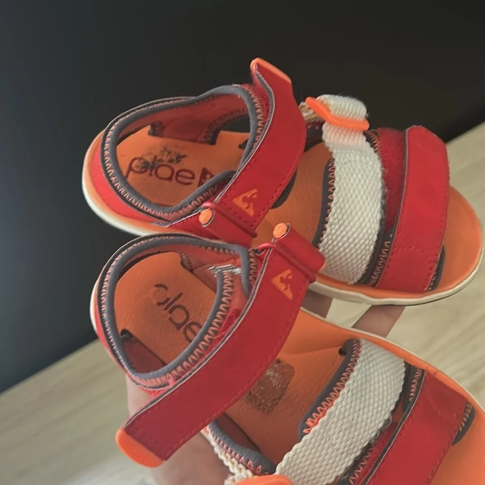 Plae Wes Voltage Red. Size 10 Toddler Voltage red
